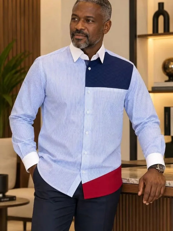 Chemise bleu ciel, épaule marine et bande rouge